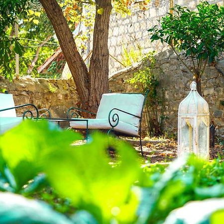 Charming Two-Bed Apartment Orange Garden Sutivan Extérieur photo