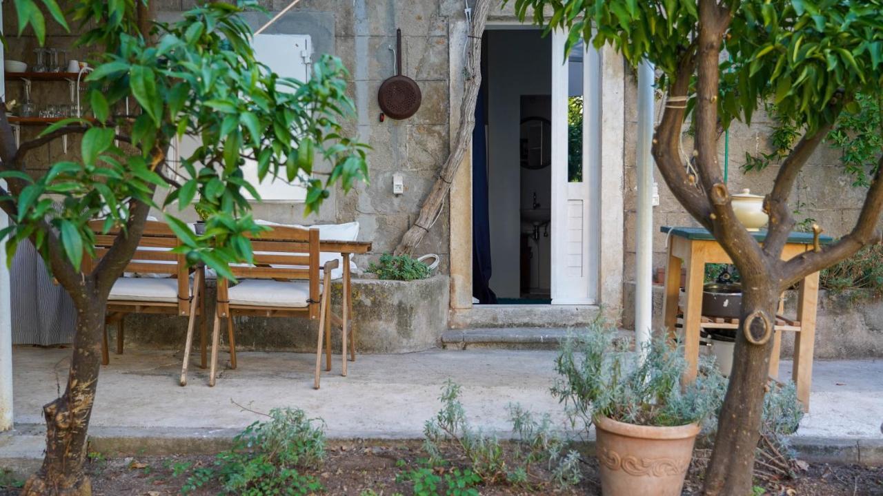Charming Two-Bed Apartment Orange Garden Sutivan Extérieur photo