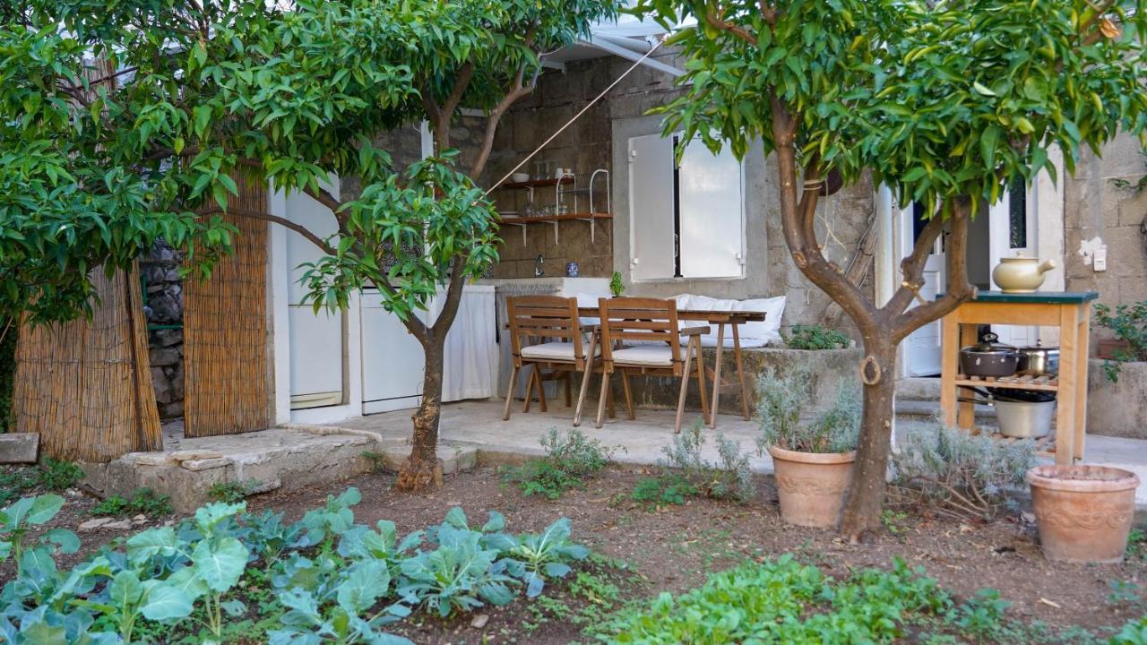 Charming Two-Bed Apartment Orange Garden Sutivan Extérieur photo