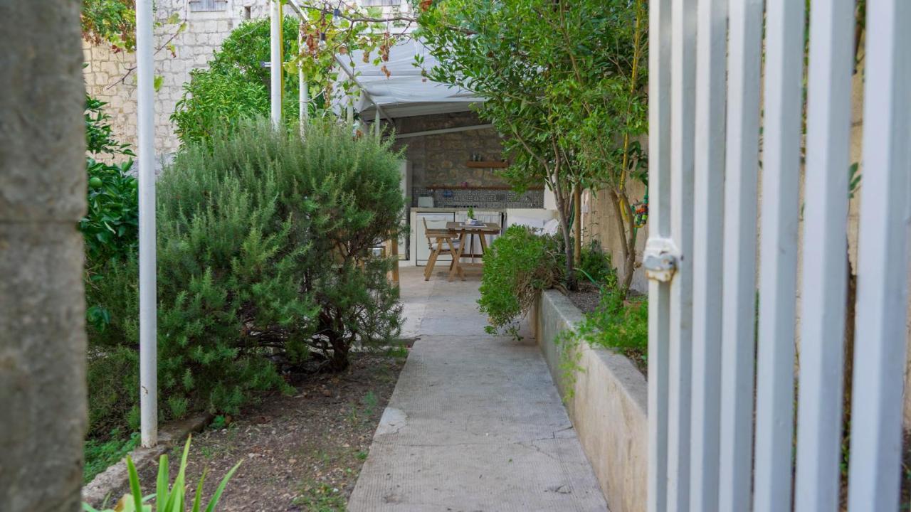 Charming Two-Bed Apartment Orange Garden Sutivan Extérieur photo